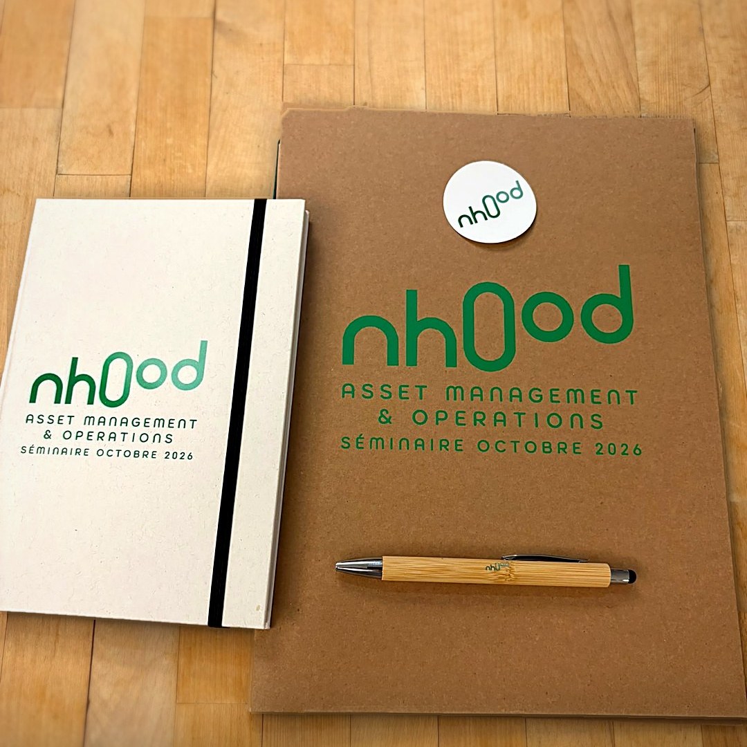 Kit séminaire Nhood : carnet personnalisé, pochette kraft, stylo en bambou et sticker, réalisés par SAPA France